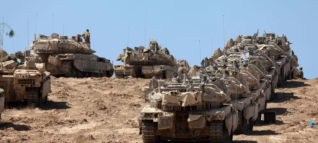 Une colonne de chars israéliens, à la frontière avec la bande de Gaza, le 16 septembre 2025. MENAHEM KAHANA/AFP